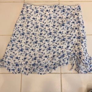 Forever 21 blue & White floral skirt size: Small